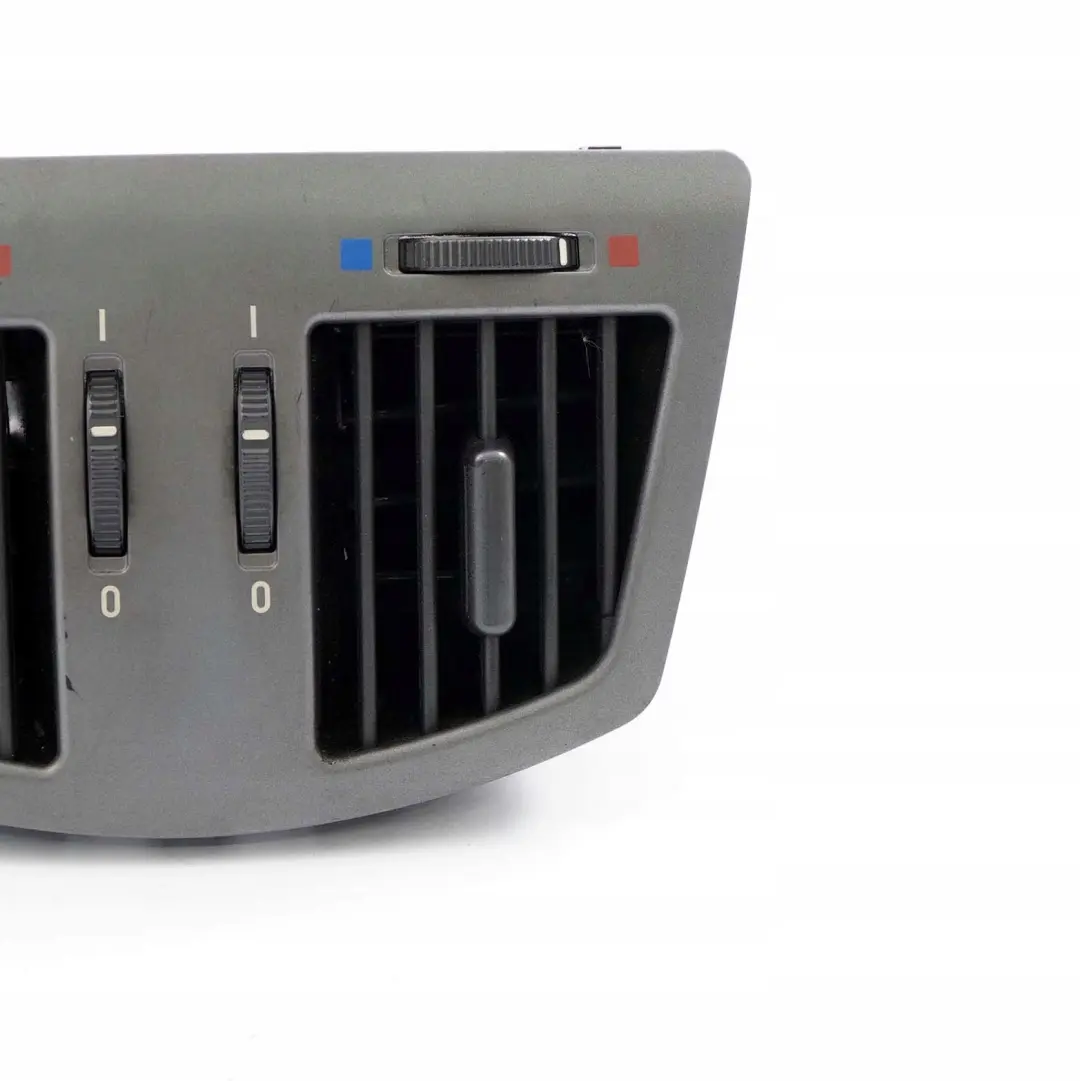 Ventilación rejilla aire fresco consola trasera Plata Oscura para BMW E65 E66 E67 1 con número de pieza 7007984 BMW E65 E66 E67 1 Ventilación rejilla aire fresco consola trasera Plata Oscura - SKU 7007984-1 - Número de pieza 7007984