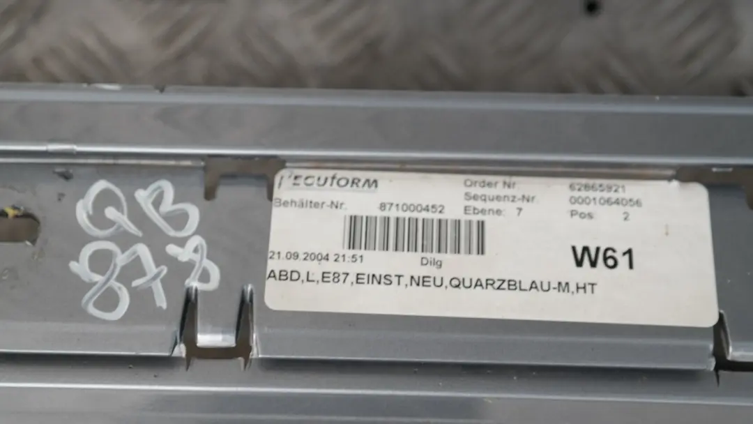 Nakładka próg lewy Quarzblau - A18 do BMW 1 E87 o numerze 51770032949 BMW 1 E87 Nakładka próg lewy Quarzblau - A18 - SKU 0032949-QB7 - Numer Części 51770032949