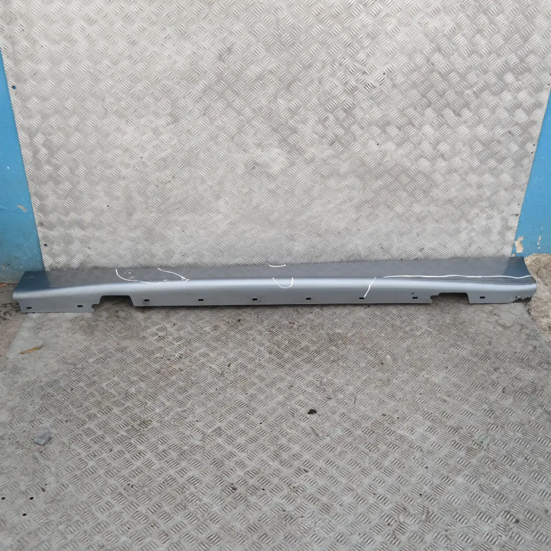 Sill strip side skirt left Quarzblau Blau Blue Metallic A18 para BMW E87 con número de pieza 51770032949 BMW E87 Sill strip side skirt left Quarzblau Blau Blue Metallic A18 - SKU 0032949-QB5 - Número de pieza 51770032949