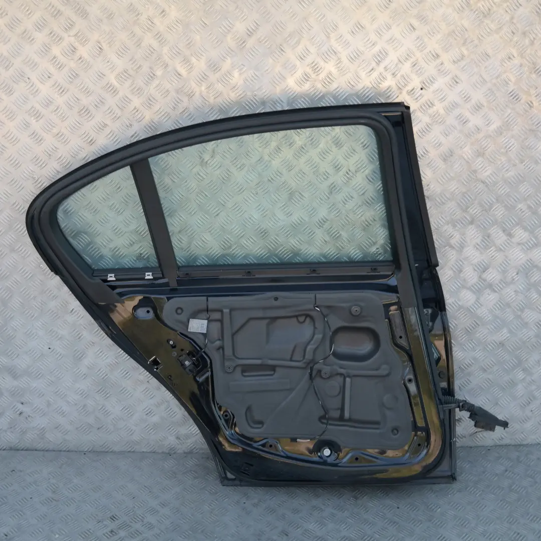 BMW E90 LCI Lato Conducente Porta Posteriore Sinistra Nero Carbone Nero - SKU 7203647-CAR1 - Numero di parte 7203647-CAR1