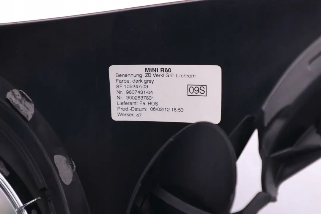 Osłona wlot powietrza kratka nawiew lewa do MINI R60 o numerze 9807431 MINI R60 Osłona wlot powietrza kratka nawiew lewa - SKU 9807431 - Numer Części 9807431