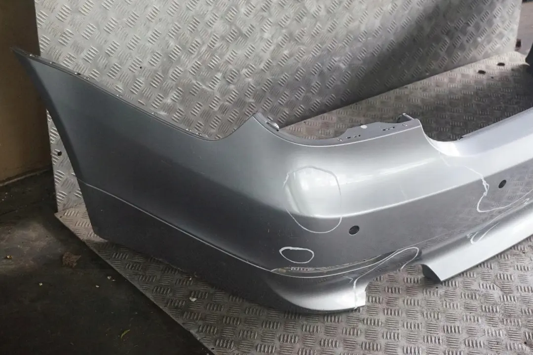 Zderzak tylny tył pdc silbergrau do BMW E60 o numerze 0149318 BMW E60 Zderzak tylny tył pdc silbergrau - SKU 0149318-SBG3 - Numer Części 0149318