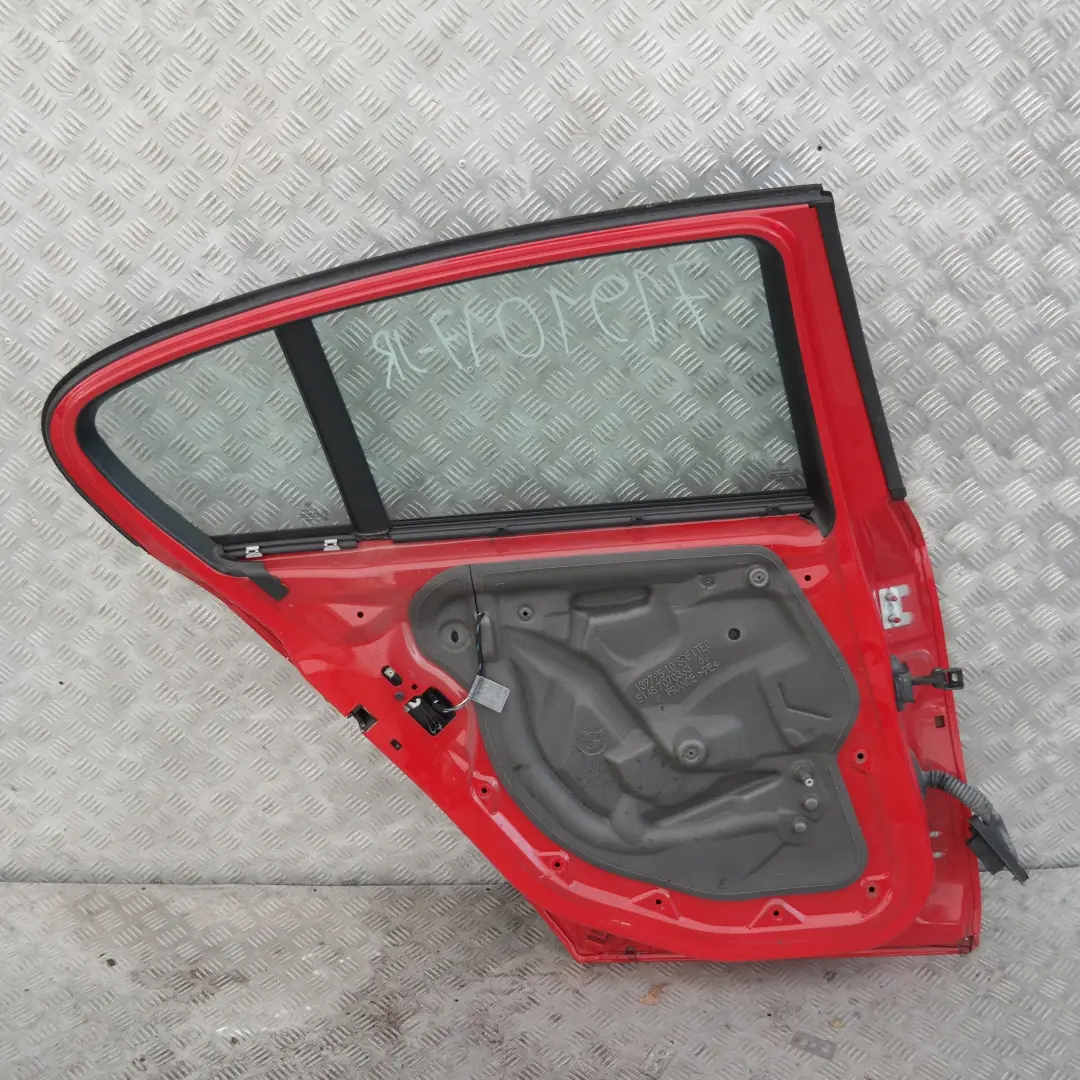 Porta posteriore sinistra Japanrot Rosso Giappone - 438 per BMW E87 con numero di parte 7191017 BMW E87 Porta posteriore sinistra Japanrot Rosso Giappone - 438 - SKU 7191017-JR - Numero di parte 7191017