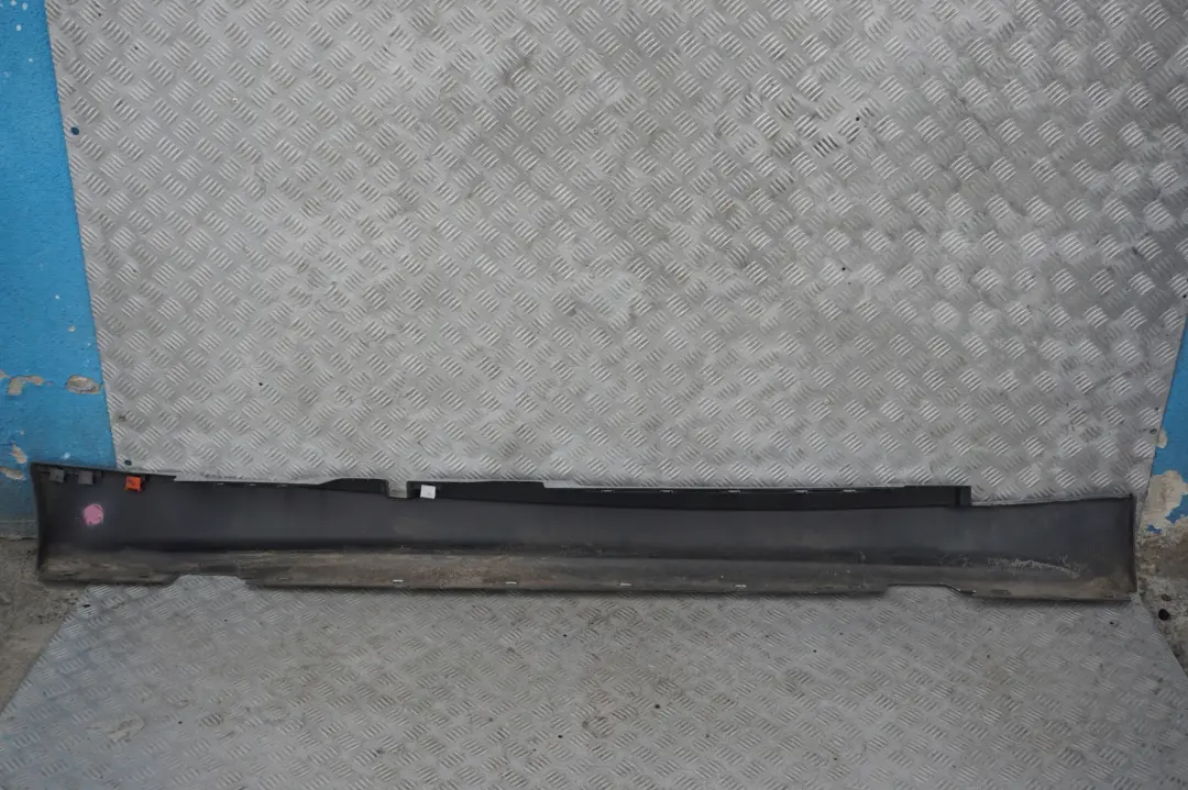 Nakładka próg lewy titansilber 354 do BMW E87 o numerze 0032949 BMW E87 Nakładka próg lewy titansilber 354 - SKU 0032949-TS23 - Numer Części 0032949