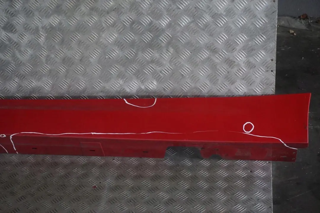 BMW E90 E91 LCI Listello Portiera Apertura Gonna SX Rosso-Cremisi Rossa - SKU 0037059-KAR1 - Numero di parte 0037059