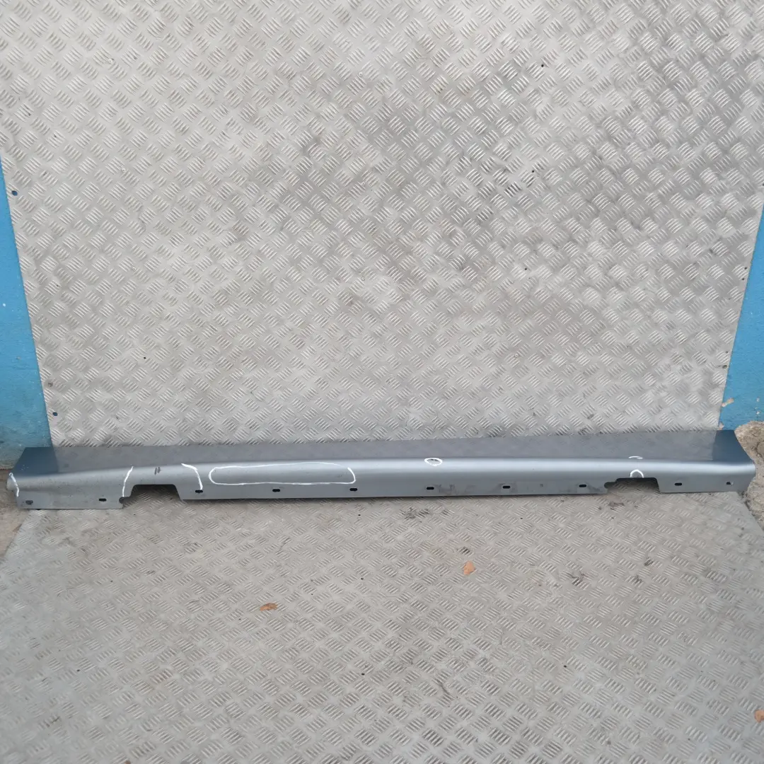 Sill Strip Faldón Lateral Izquierdo Quarzblau Azul Blue Metallic A18 para BMW E87 con número de pieza 32949 BMW E87 Sill Strip Faldón Lateral Izquierdo Quarzblau Azul Blue Metallic A18 - SKU 0032949-QB15 - Número de pieza 32949