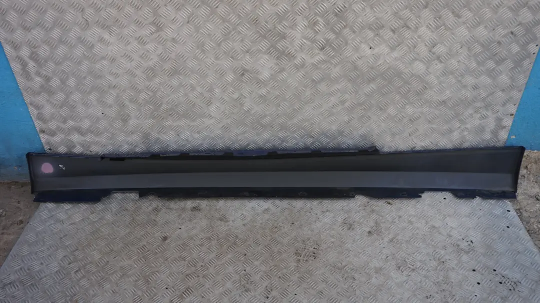 Faldón lateral derecho Montegoblau Blau Blue para BMW E81 E82 E88 con número de pieza 36142 BMW E81 E82 E88 Faldón lateral derecho Montegoblau Blau Blue - SKU 0036142-MTB3 - Número de pieza 36142