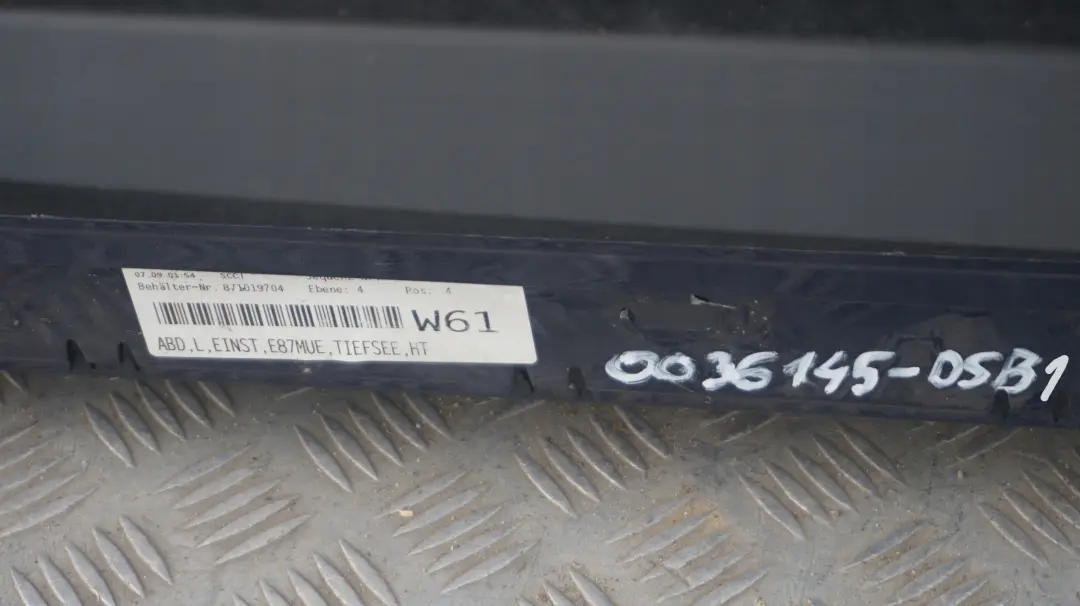 Sill strip side skirt left Tiefseeblau Deep Sea Blu para BMW E87N LCI con número de pieza 0036145 BMW E87N LCI Sill strip side skirt left Tiefseeblau Deep Sea Blu - SKU 0036145-DSB1 - Número de pieza 0036145