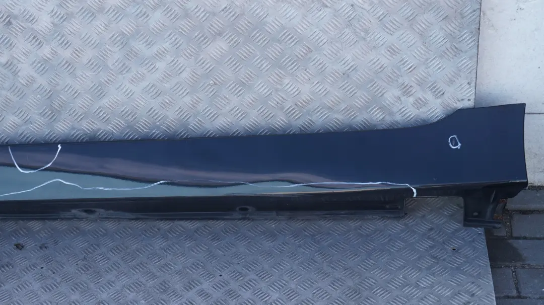 Bas de porte jupe latérale gauche Noir Sapphire - 475 pour BMW E60 E61 à propos du numéro de pièce 0150277 BMW E60 E61 Bas de porte jupe latérale gauche Noir Sapphire - 475 - SKU 0150277-BS - Numéro de pièce 0150277