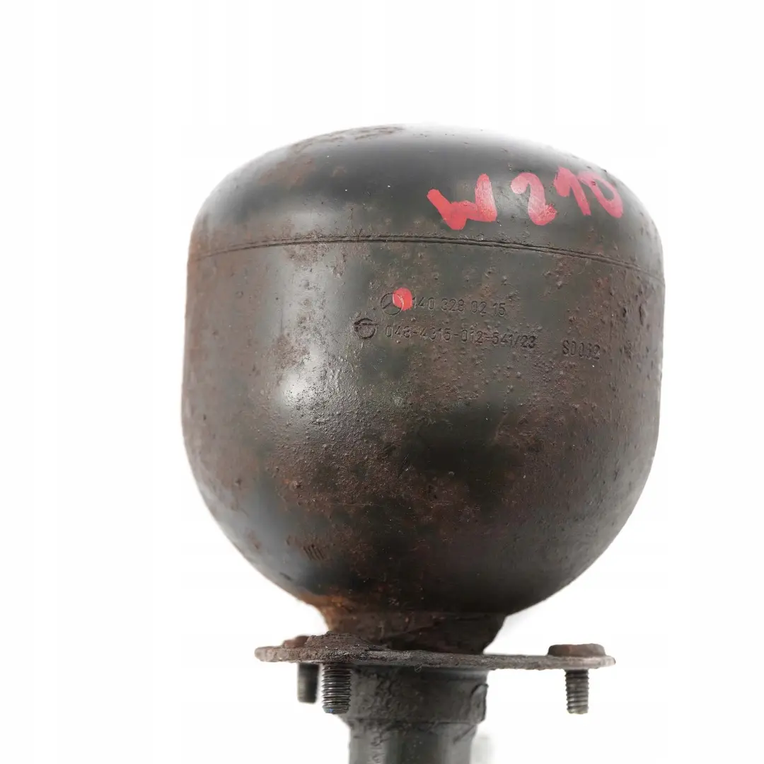 Mercedes-Benz C E W124 W202 W210 Luftdruckspeicher Niveaukugel für mit Teilenummer A1403280215 Mercedes-Benz C E W124 W202 W210 Luftdruckspeicher Niveaukugel - SKU A1403280215 - Teilenummer A1403280215