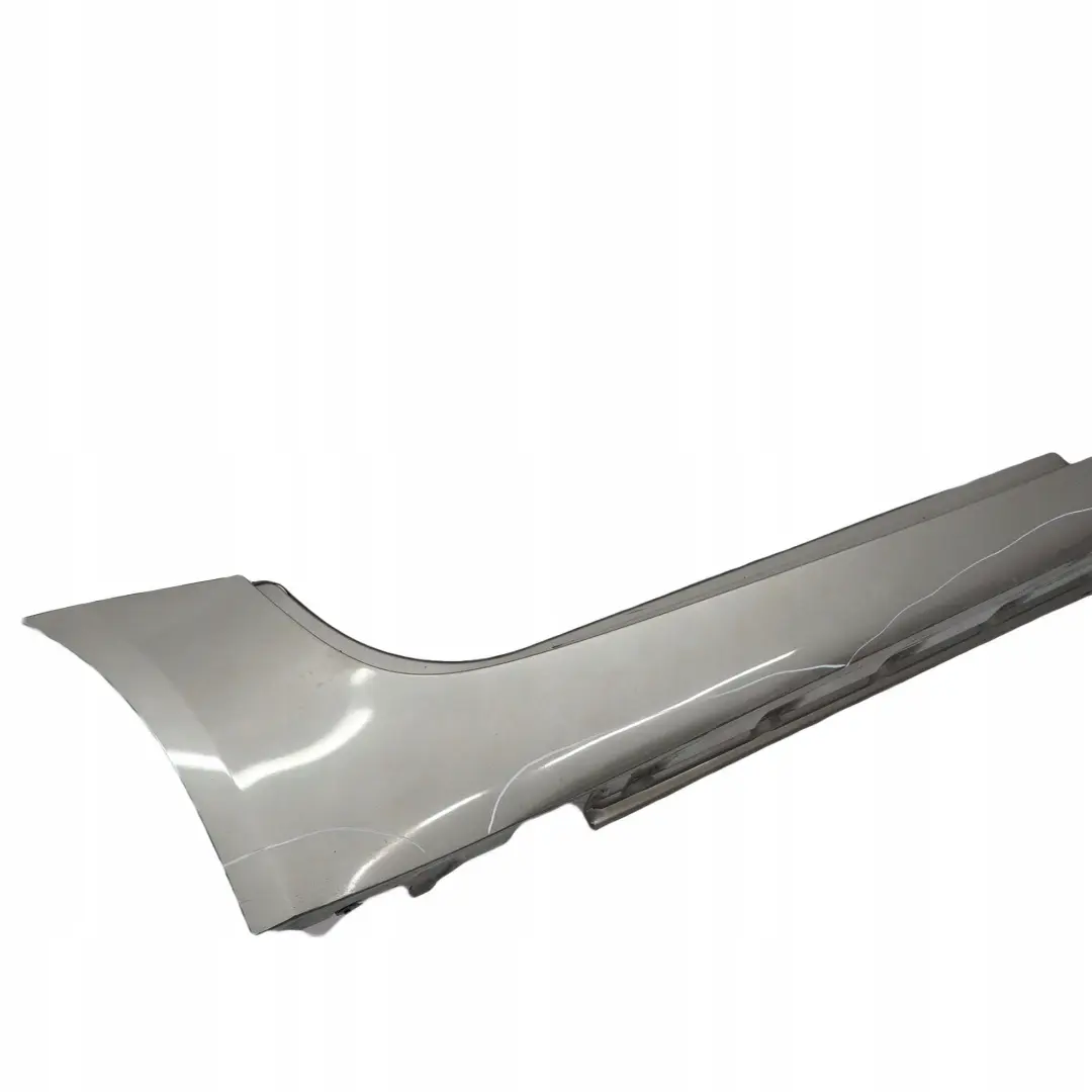 Listello Portiera Destra Grigio Argento Grigio - 472 per BMW Z4 E85 E86 3 con numero di parte 0031108 BMW Z4 E85 E86 3 Listello Portiera Destra Grigio Argento Grigio - 472 - SKU 0031108-STG3 - Numero di parte 0031108