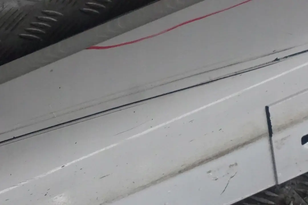 Sill Strip Faldon Lateral Izquierdo Alpinweiss Blanco para BMW E90 E91 M Sport con número de pieza 0033441 BMW E90 E91 M Sport Sill Strip Faldon Lateral Izquierdo Alpinweiss Blanco - SKU 0033441-AW - Número de pieza 0033441