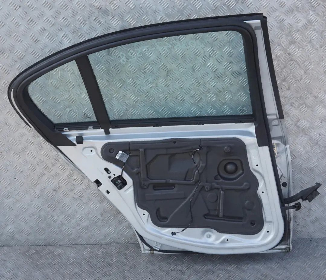 Cote Conducteur Porte Arriere Gauche Argent Titane Metallise - pour BMW E90 LCI à propos du numéro de pièce 7203647 BMW E90 LCI Cote Conducteur Porte Arriere Gauche Argent Titane Metallise - - SKU 7203647-TS28 - Numéro de pièce 7203647