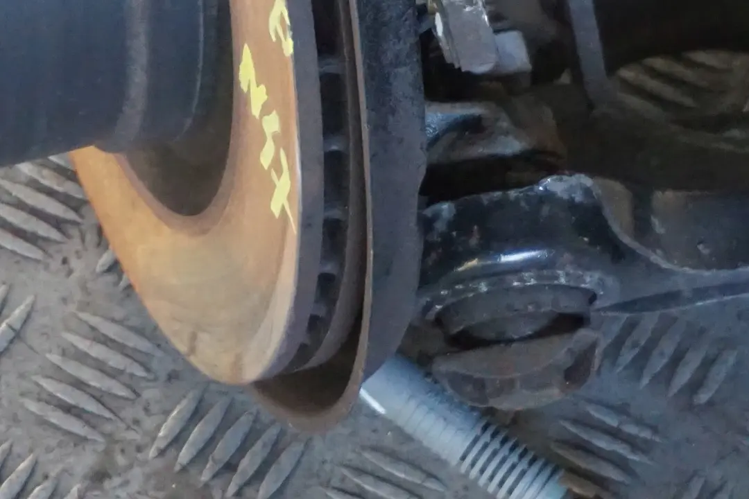 BMW E88 Cabrio 118d N47 Trasero Izquierdo Suspension Pierna Eje Freno Disco - SKU 6774809-2 - Número de pieza 6774809
