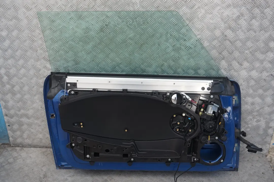 Drzwi lewe Lightning Blue A63 do MINI Cooper R55 R56 o numerze 2755935 MINI Cooper R55 R56 Drzwi lewe Lightning Blue A63 - SKU 2755935-LB5 - Numer Części 2755935