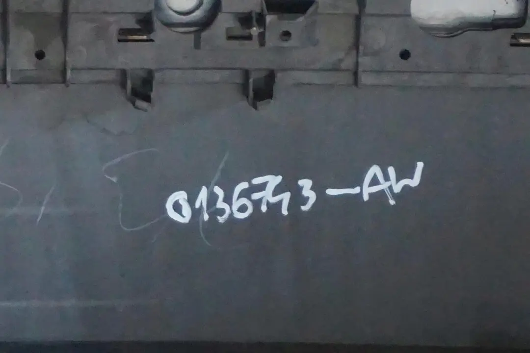 Zderzak tylny tył Alpinweiss do BMW E65 E66 E67 o numerze 0136743 BMW E65 E66 E67 Zderzak tylny tył Alpinweiss - SKU 0136743-AW - Numer Części 0136743