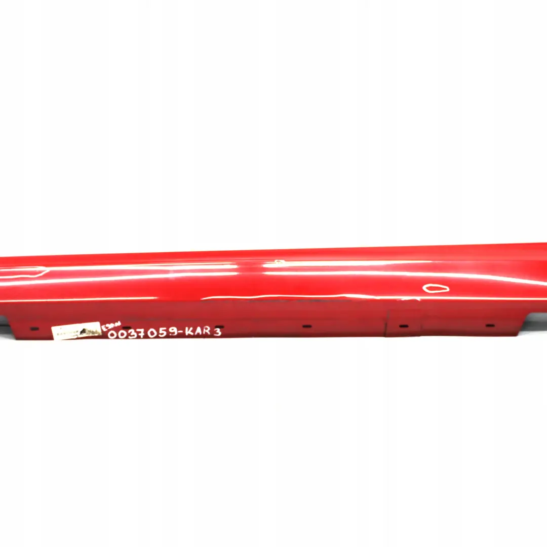 Listello Portiera Apertura Gonna SX Rosso-Cremisi Rosso per BMW E90 E91 LCI con numero di parte 0037059 BMW E90 E91 LCI Listello Portiera Apertura Gonna SX Rosso-Cremisi Rosso - SKU 0037059-KAR3 - Numero di parte 0037059