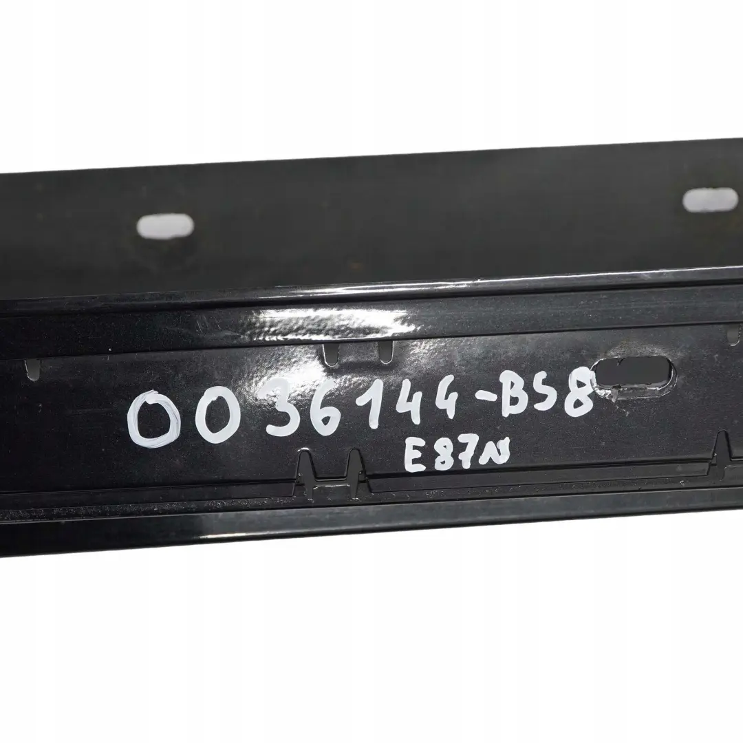 Sill Strip Side Skirt Derecha Negro Zafiro Metalizado - 475 para BMW E87 LCI 8 con número de pieza 51770036144 BMW E87 LCI 8 Sill Strip Side Skirt Derecha Negro Zafiro Metalizado - 475 - SKU 0036144-BS8 - Número de pieza 51770036144