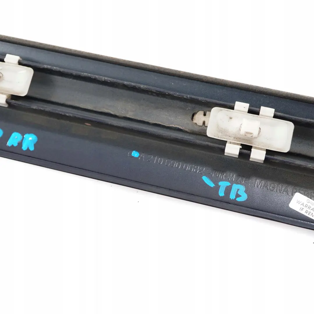 Mercedes-Benz E W210 Türleiste Zierleiste Hinten Rechts Tanzanite Blue Blau 35 für mit Teilenummer A2106900682 Mercedes-Benz E W210 Türleiste Zierleiste Hinten Rechts Tanzanite Blue Blau 35 - SKU A2106900682-TB - Teilenummer A2106900682