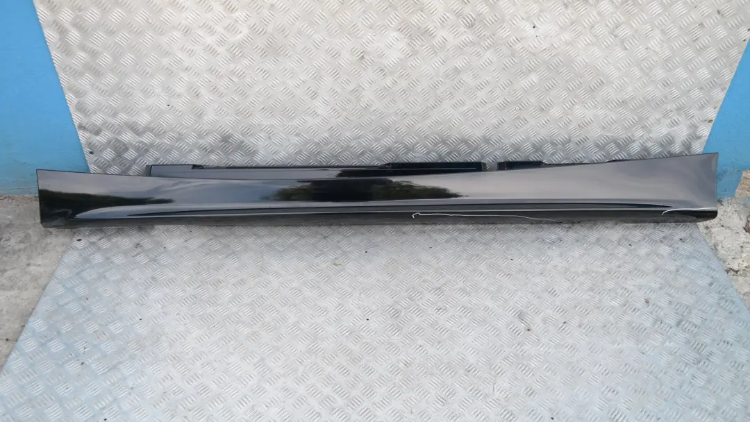 Listón de umbral faldón lateral izquierdo NEGRO 2 SCHWARZ II - 668 para BMW E87 con número de pieza 51770032949 BMW E87 Listón de umbral faldón lateral izquierdo NEGRO 2 SCHWARZ II - 668 - SKU 0032949-SCH7 - Número de pieza 51770032949
