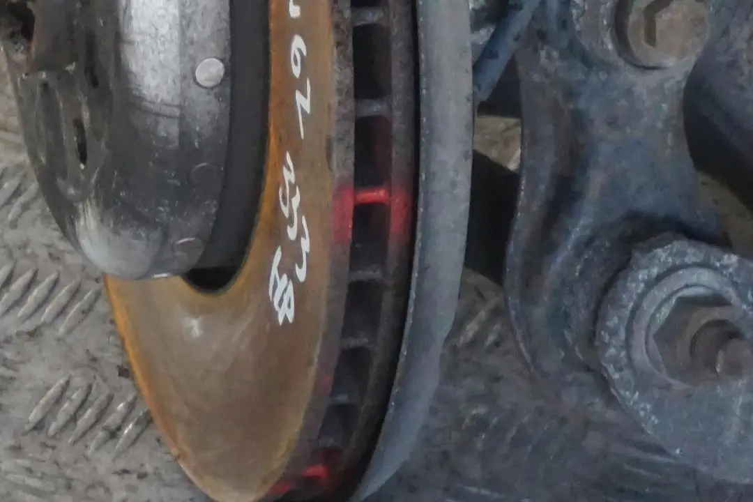 N62 Trasero Derecho Cubo Pierna Portador Pinza De Disco De Freno para BMW E60 545i con número de pieza 6770906 BMW E60 545i N62 Trasero Derecho Cubo Pierna Portador Pinza De Disco De Freno - SKU 6770906-11 - Número de pieza 6770906