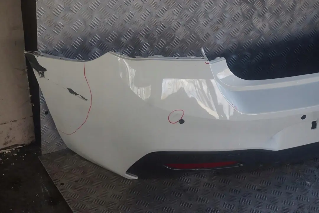 BMW Série 1 F20 F21 LCI 1 M Sport Pare-chocs arrière blanc alpin - 300 - SKU 8064151-AW1 - Numéro de pièce 8064151