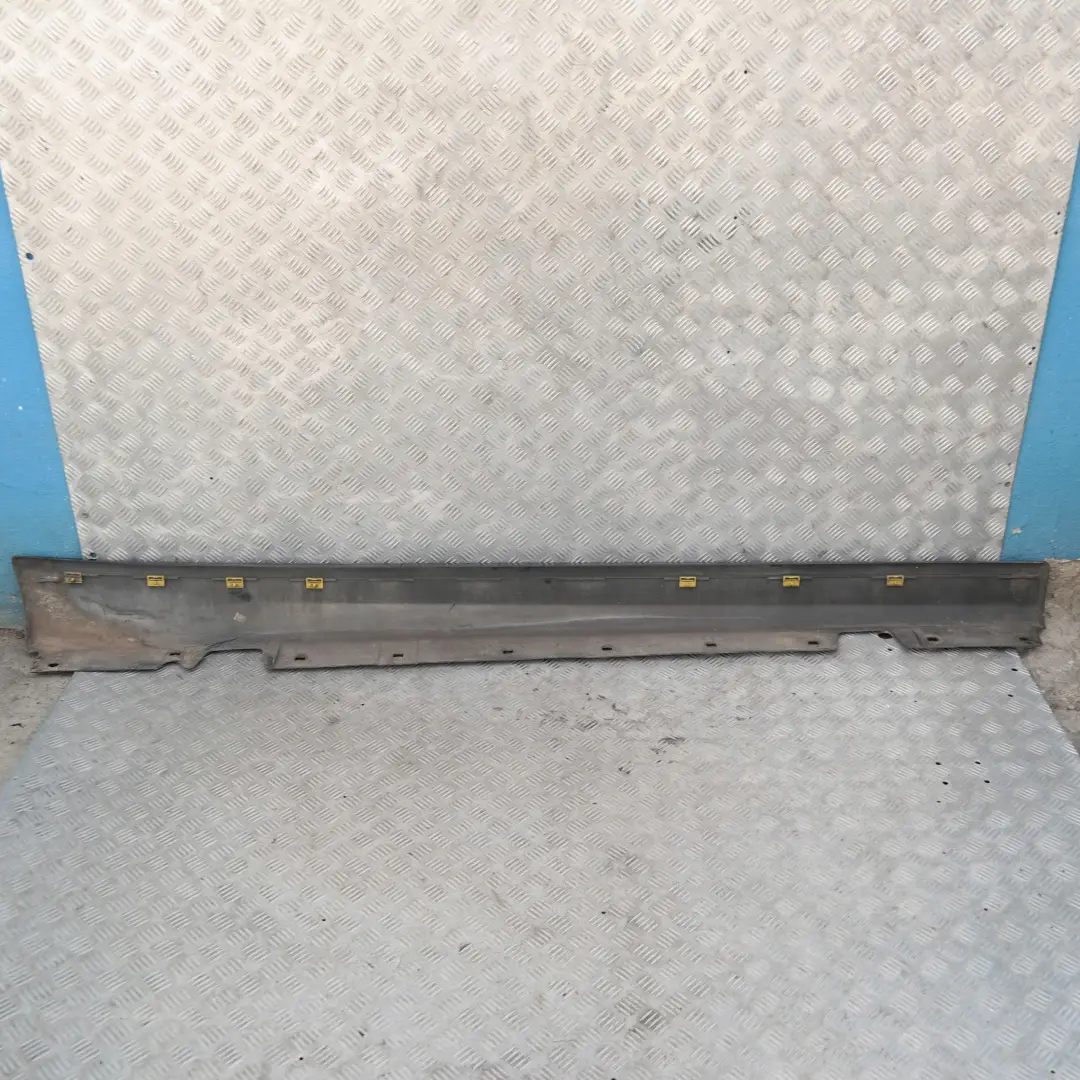 Listón de umbral faldón lateral izquierdo Schwarz Negro 2 para BMW E90 E91 con número de pieza 32951 BMW E90 E91 Listón de umbral faldón lateral izquierdo Schwarz Negro 2 - SKU 0032951-SCH10 - Número de pieza 32951
