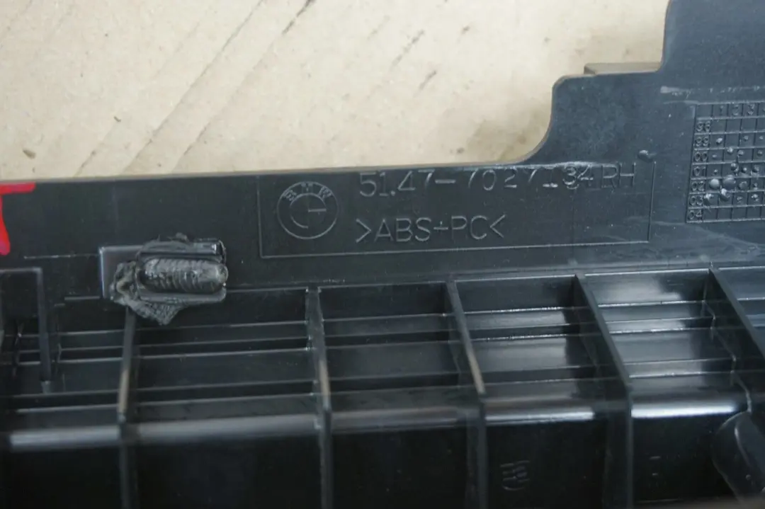 BMW X5 E53 Lateral Trunk Floor Right Vent Louvre Negro - SKU 7027134 - Número de pieza 7027134