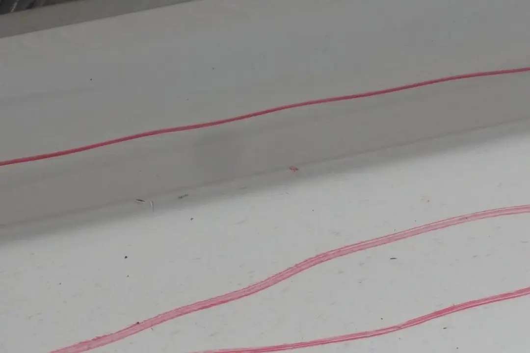 Sill Strip Faldon Lateral Izquierdo Alpinweiss Blanco 300 para BMW E93 M3 Convertible con número de pieza 0037011 BMW E93 M3 Convertible Sill Strip Faldon Lateral Izquierdo Alpinweiss Blanco 300 - SKU 0037011-AW - Número de pieza 0037011