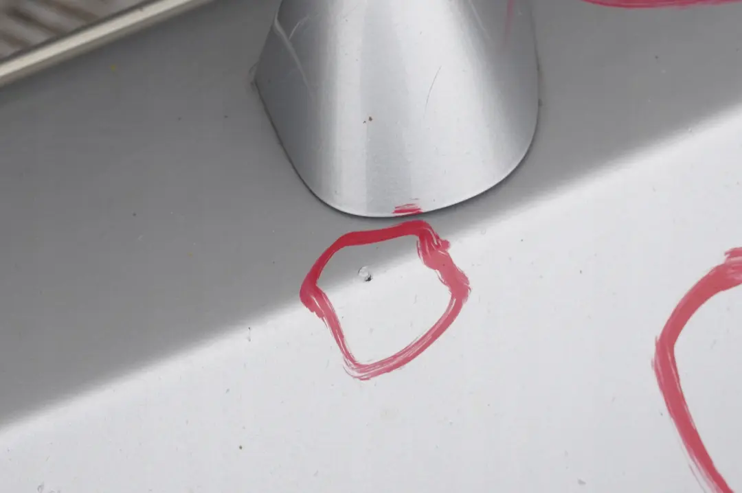 Zderzak przedni przód titansilber 354 do BMW E53 X5 o numerze 0010150 BMW E53 X5 Zderzak przedni przód titansilber 354 - SKU 0010150-TS6 - Numer Części 0010150