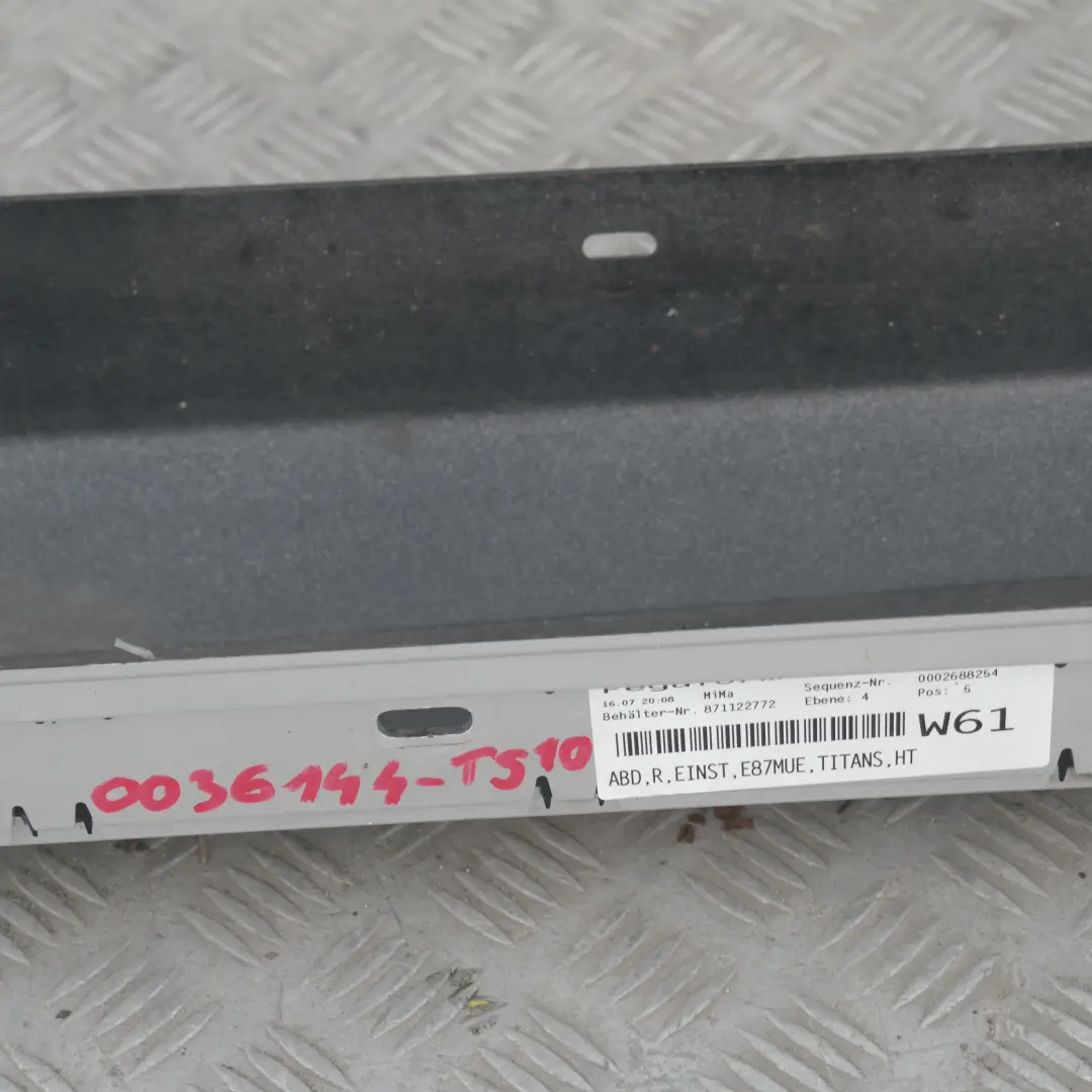 Nakładka listwa próg prawy titansilber do BMW E87 LCI o numerze 51770036144 BMW E87 LCI Nakładka listwa próg prawy titansilber - SKU 0036144-TS10 - Numer Części 51770036144