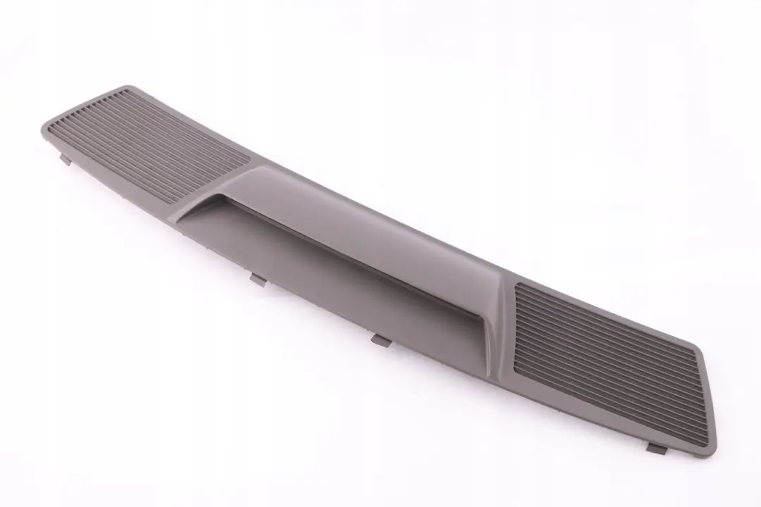 Sfiato Aria Fondo Scomparto Grigio Flanella 8236783 per BMW E65 E66 con numero di parte 7032059 BMW E65 E66 Sfiato Aria Fondo Scomparto Grigio Flanella 8236783 - SKU 8236783-FG - Numero di parte 7032059