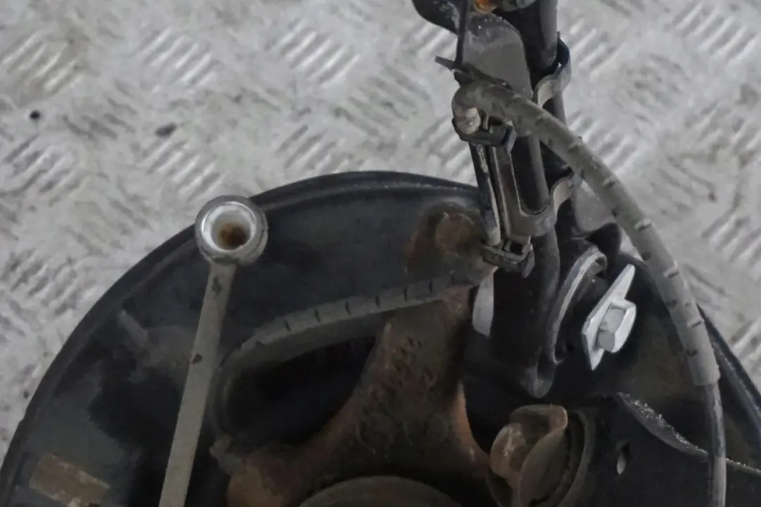 N47 Trasera Izquierda Suspension Pierna Eje Disco De Freno para BMW E81 118d con número de pieza 6774809 BMW E81 118d N47 Trasera Izquierda Suspension Pierna Eje Disco De Freno - SKU 6774809-29 - Número de pieza 6774809