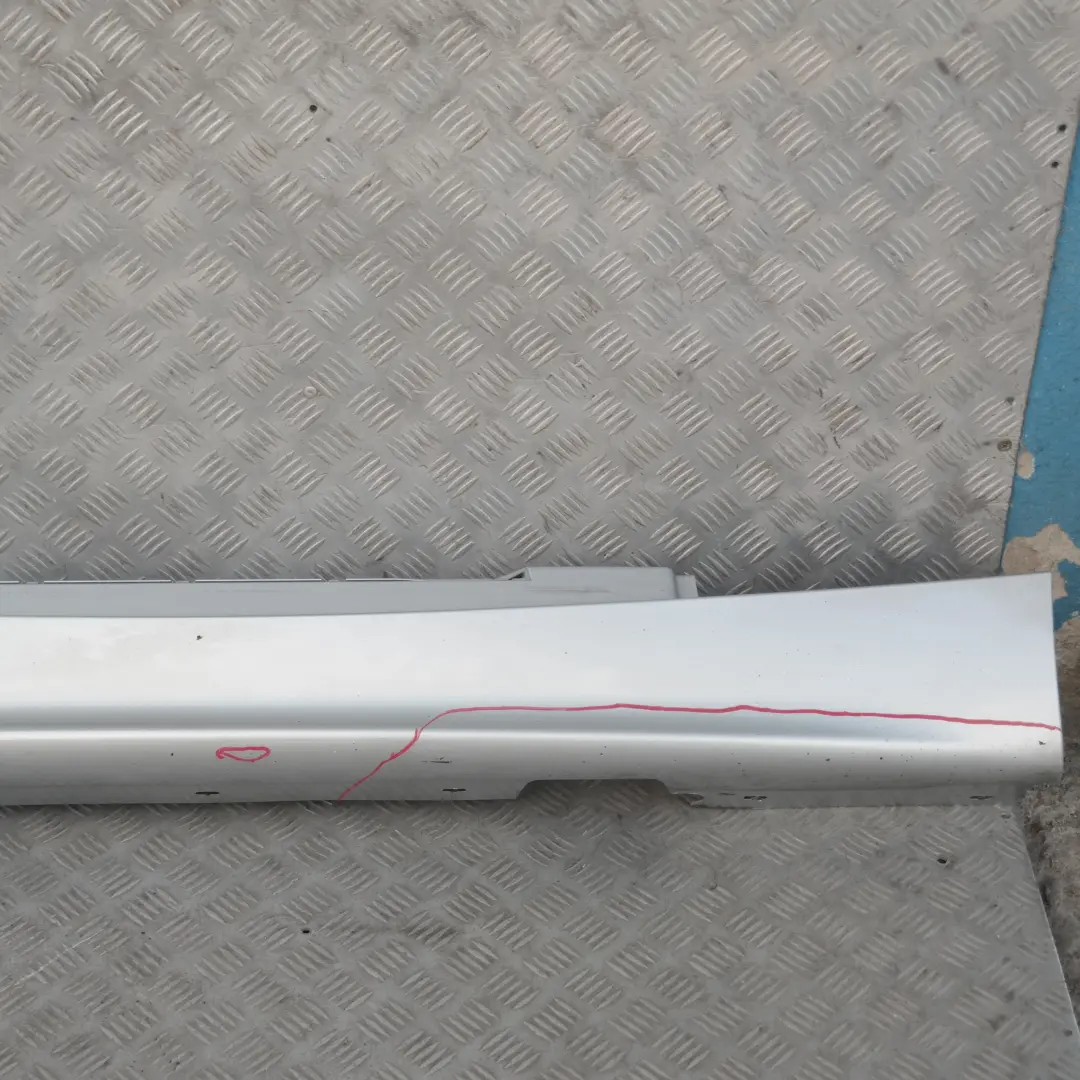 Nakładka próg prawy titansilber 354 do BMW E87 o numerze 32948 BMW E87 Nakładka próg prawy titansilber 354 - SKU 0032948-TS17 - Numer Części 32948