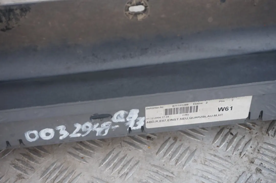 Nakładka próg prawy Quarzblau A18 do BMW 1 E87 o numerze 32948 BMW 1 E87 Nakładka próg prawy Quarzblau A18 - SKU 0032948-QB13 - Numer Części 32948