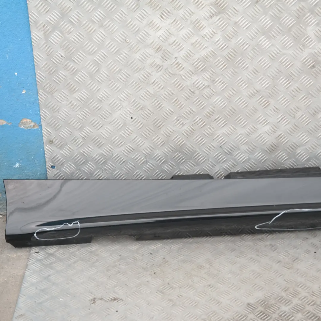 Listón de umbral faldón lateral derecho Zafiro negro metalizado 475 para BMW E87 con número de pieza 32948 BMW E87 Listón de umbral faldón lateral derecho Zafiro negro metalizado 475 - SKU 0032948-BS21 - Número de pieza 32948