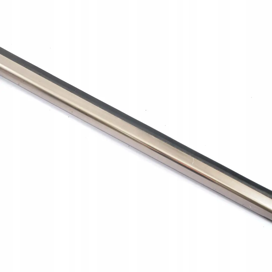 Mercedes-Benz Clase E S210 Rear Right Door Window Edge Ornamental Trim para con número de pieza A2106902280 Mercedes-Benz Clase E S210 Rear Right Door Window Edge Ornamental Trim - SKU A2106902280 - Número de pieza A2106902280