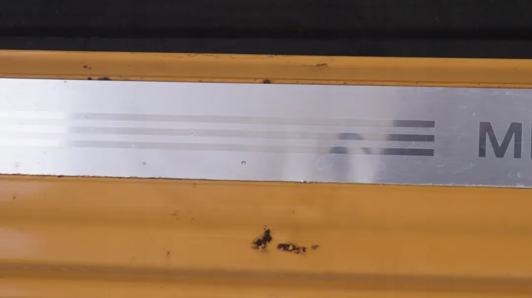 Copertura Gonna SX Mellow Yellow per Mini Cooper S R56 R57 R58 con numero di parte 7147915 Mini Cooper S R56 R57 R58 Copertura Gonna SX Mellow Yellow - SKU 7147915-MY - Numero di parte 7147915