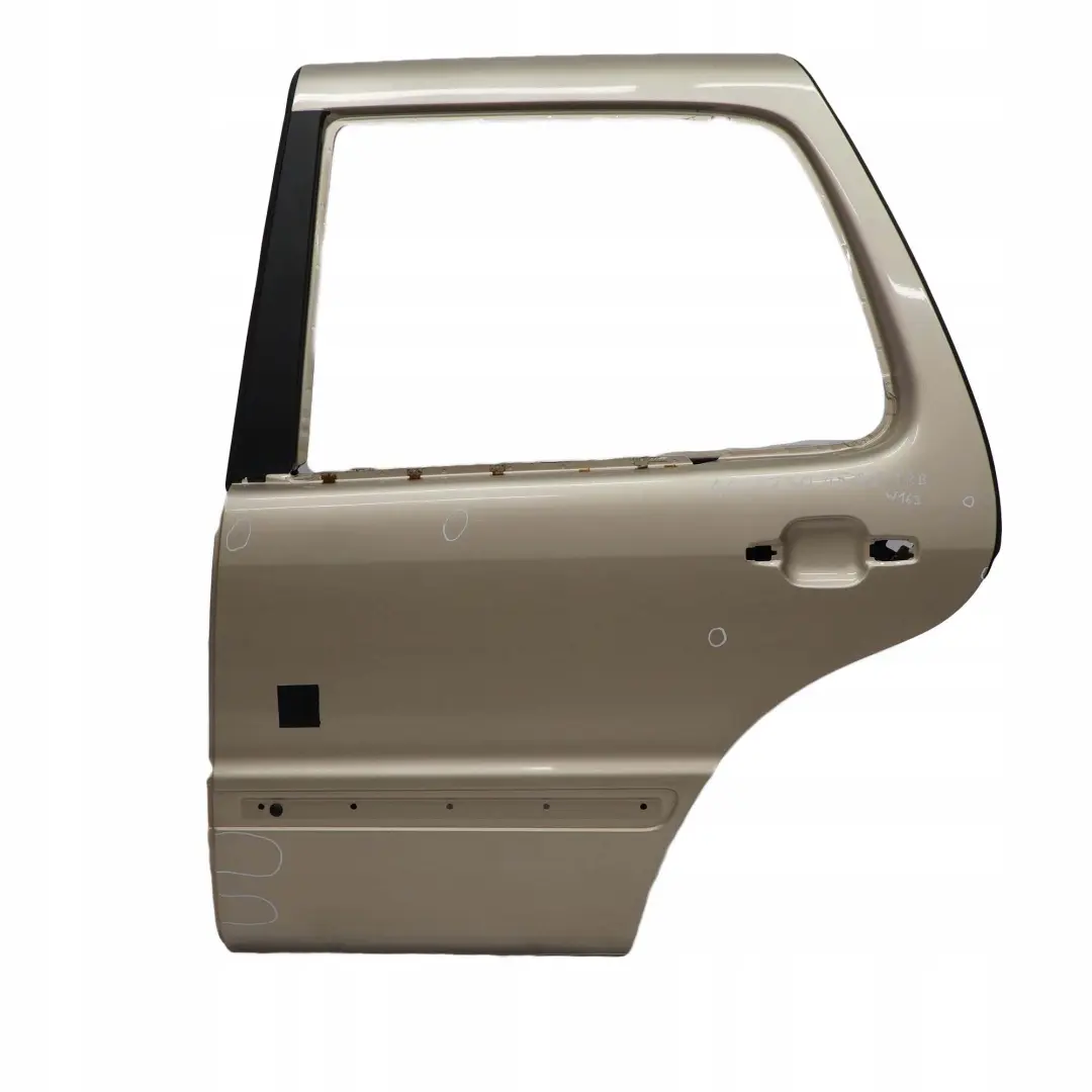 Puerta Trasera Izquierda Travertino Beige Metalizado - 693 para Mercedes M ML W163 con número de pieza A1637301505 Mercedes M ML W163 Puerta Trasera Izquierda Travertino Beige Metalizado - 693 - SKU A1637301505-TRB - Número de pieza A1637301505