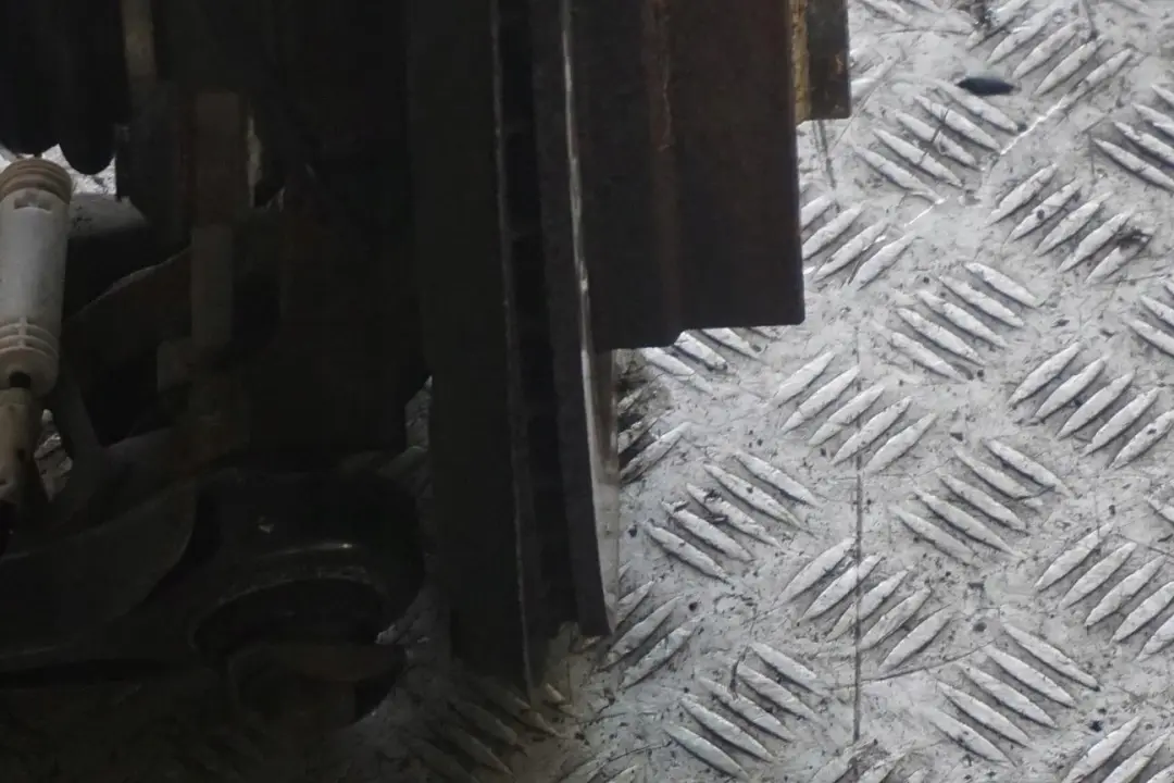 M47N2 Trasera Derecha Suspensión Pierna Eje Disco de Freno para BMW 1 E87 120d con número de pieza 6774810 BMW 1 E87 120d M47N2 Trasera Derecha Suspensión Pierna Eje Disco de Freno - SKU 6774810-13 - Número de pieza 6774810