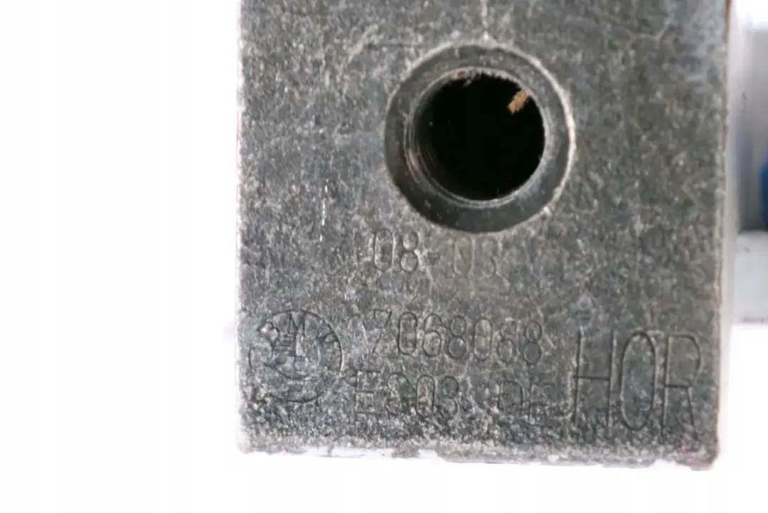 Cerniera Superiore Porta Posteriore Destra Titansilber Argento 354 per BMW 5 E60 E61 con numero di parte 7201304 BMW 5 E60 E61 Cerniera Superiore Porta Posteriore Destra Titansilber Argento 354 - SKU 7201304-TS - Numero di parte 7201304