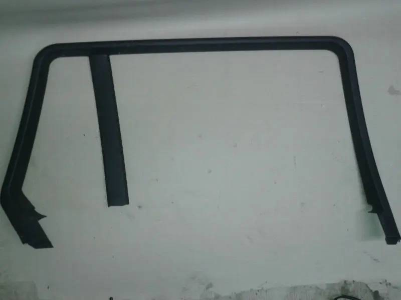 Osłona ramy szyby drzwi tylnych tył lewych do BMW E61 o numerze 51357044177 BMW E61 Osłona ramy szyby drzwi tylnych tył lewych - SKU 7044177 - Numer Części 51357044177