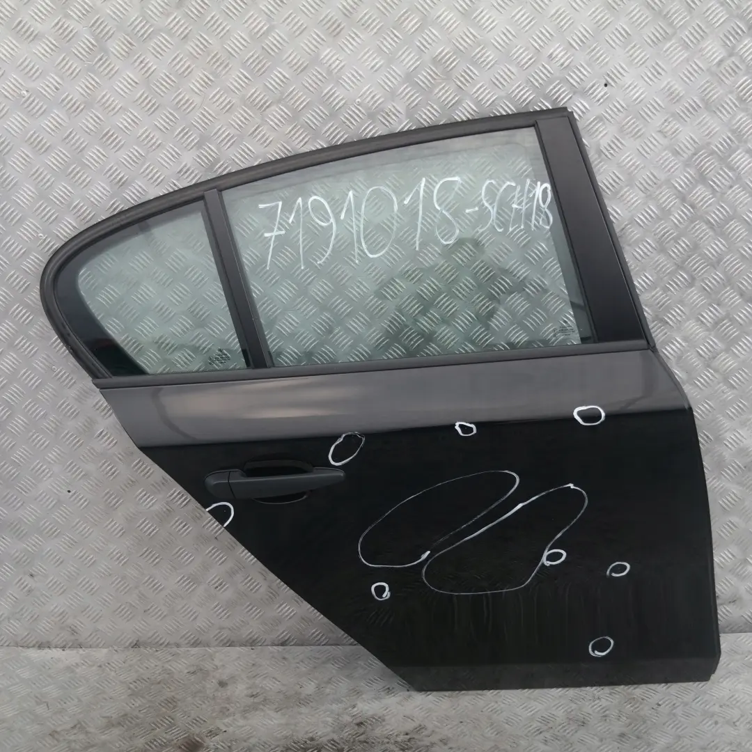 Passeggero Portiera Posteriore Destra Nero 2 per BMW E87 LCI con numero di parte 7191018 BMW E87 LCI Passeggero Portiera Posteriore Destra Nero 2 - SKU 7191018-SCH18 - Numero di parte 7191018