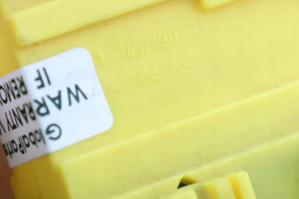 BMW E81 E88 E92 E92N Tensor del cinturon De seguridad delantero Tapa - SKU 6954587 - Número de pieza 6954587