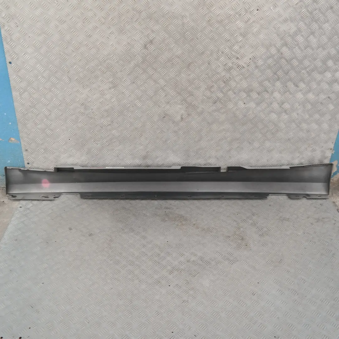 Nakładka listwa próg prawy titansilber do BMW E87 LCI o numerze 51770036144 BMW E87 LCI Nakładka listwa próg prawy titansilber - SKU 0036144-TS9 - Numer Części 51770036144