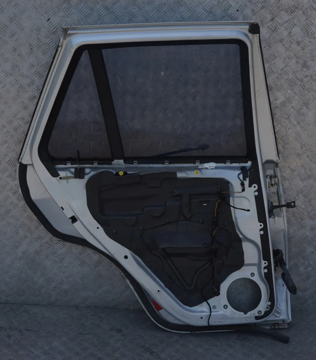 Lato Conducente Porta Posteriore Sinistra Argento-Titanio Titan per BMW X5 9 E53 con numero di parte 8256827 BMW X5 9 E53 Lato Conducente Porta Posteriore Sinistra Argento-Titanio Titan - SKU 8256827-TS9 - Numero di parte 8256827