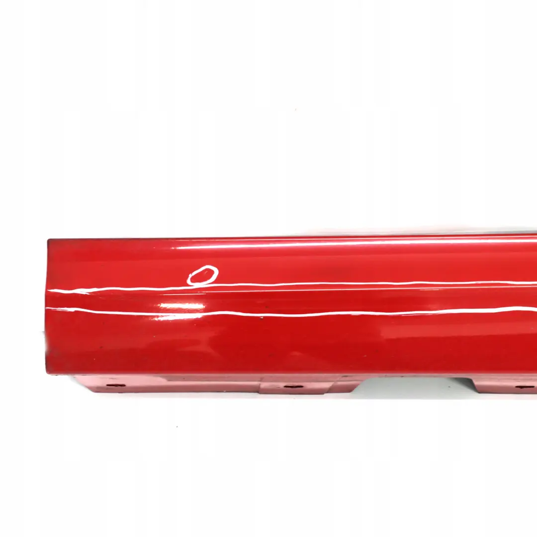 Sill Strip Faldon Lateral Izquierdo Karmesinrot Rojo - A61 para BMW E90 E91 LCI 3 con número de pieza 0037059 BMW E90 E91 LCI 3 Sill Strip Faldon Lateral Izquierdo Karmesinrot Rojo - A61 - SKU 0037059-KAR3 - Número de pieza 0037059