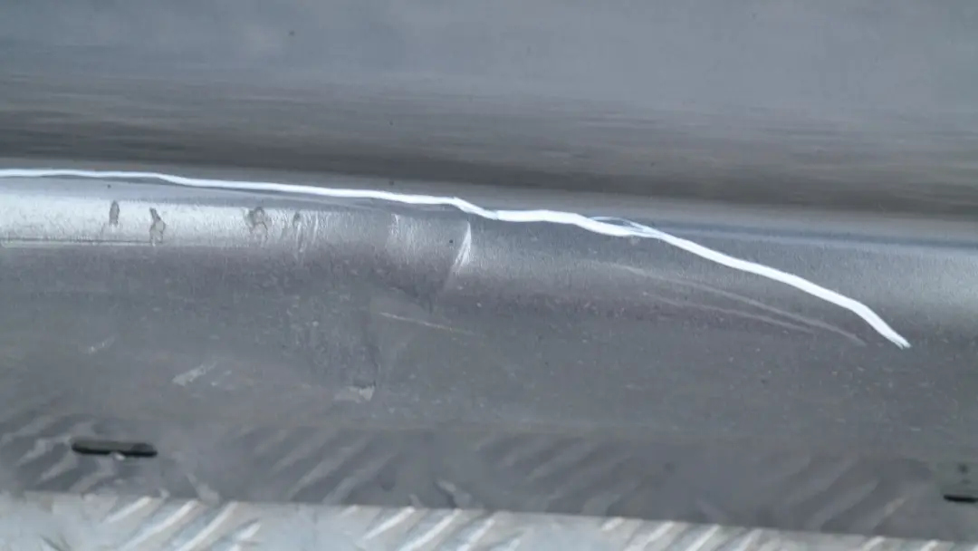 Sill Strip Faldón Lateral Derecho Sparkling Graphite Metallic - A22 para BMW E87 con número de pieza 51770032948 BMW E87 Sill Strip Faldón Lateral Derecho Sparkling Graphite Metallic - A22 - SKU 0032948-SG5 - Número de pieza 51770032948