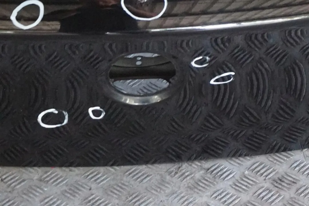 Klapa bagażnika schwarz II do BMW F20 F21 o numerze 7305470 BMW F20 F21 Klapa bagażnika schwarz II - SKU 7305470-SCH1 - Numer Części 7305470