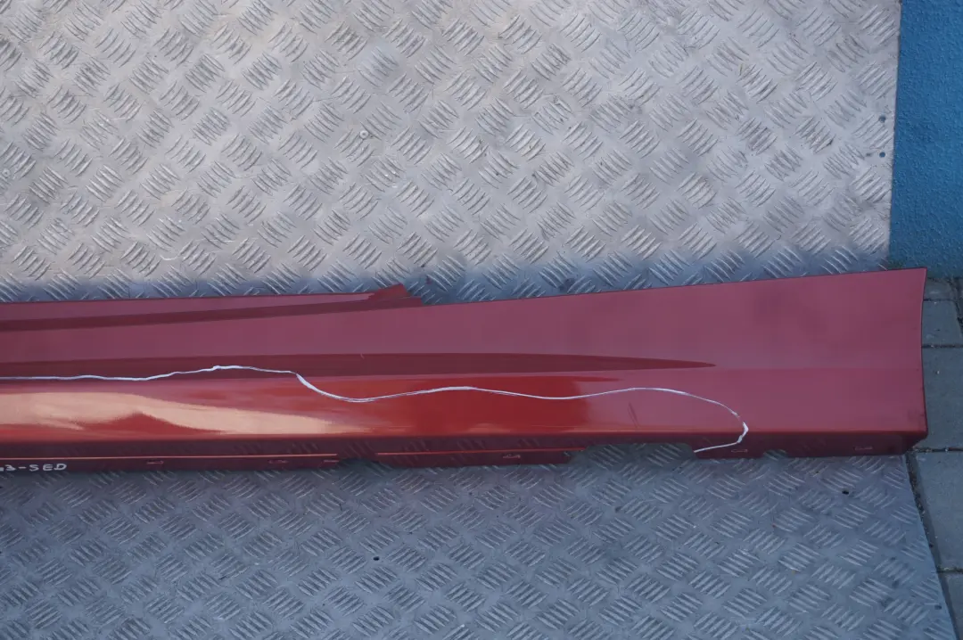 BMW E81 E82 E88 Listello Portiera Apertura Gonna SX Rosso Sedona Rosso - SKU 0036143-SED - Numero di parte 0036143